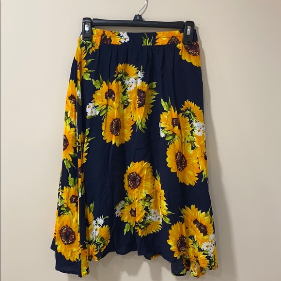 Dresses & Skirts - Floral Sunflower skirt size Small